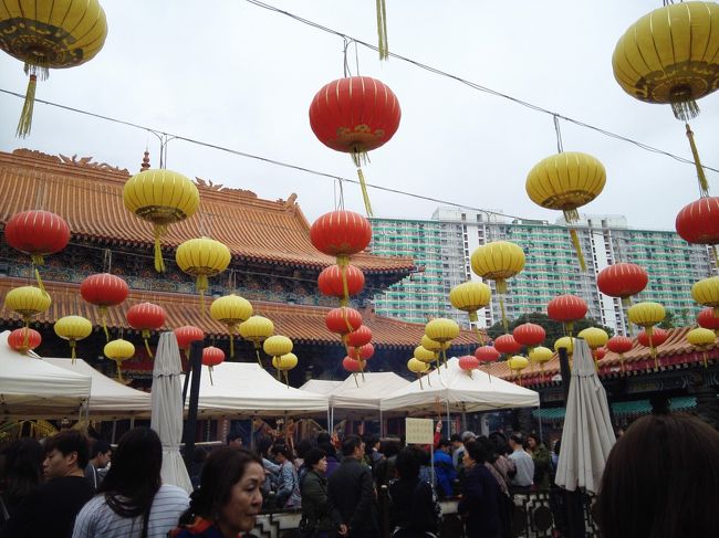 中国らしい光景。<br />地元の方々は熱心に拝んでいたり、おみくじを引いていたり…。