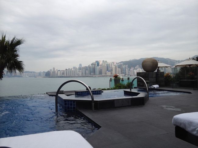 アフタヌーンティーへ向かう前にちょっとだけジャグジーに立ち寄りました。<br />このジャグジーに入りたかったんです(^_-)-☆<br />気持ちよさそうで、足だけちょっと入ってみました。<br /><br />