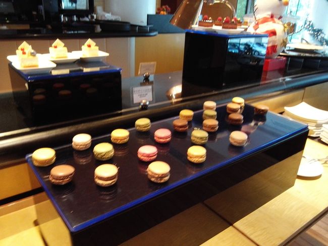 かわいらしいお菓子やサンドイッチが並んでいて、全部お味見したい気持ちなのですが、結構すぐにお腹がいっぱいになって、ケーキ類がほとんど食べられなくてすごく心残りです。