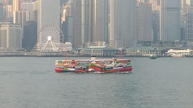 ハーバーにいろんな船が行き交っていきます。<br />