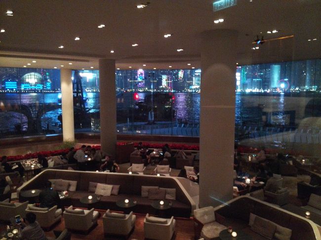 20時になり、ラウンジからシンフォニーオブライツが見えるかな～と思ったけれど、ラウンジは2階なので、ビルの上部がかけてしまうんです。<br />また方向もちょっとずれていて席からはほとんど見ることができませんでした。<br />