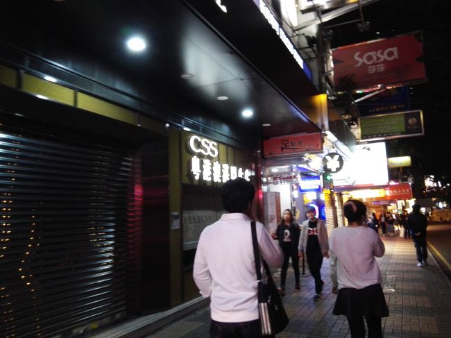 カクテルタイムを十分楽しんだ後は街へお散歩へ。<br />香港へ来たならはぜひ行っておきたい「許留山」へ、マンゴースイーツを求めて歩きます。