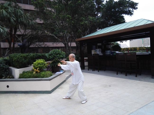 6時半からプールエリアで太極拳が体験できるので早起きして母とやってきました。<br />参加者は私たち2人だけ。<br />プライベートレッスンです(*^^*)<br />先生を真似てがんばりました。<br />朝から清々しい気持ちになれました。<br />