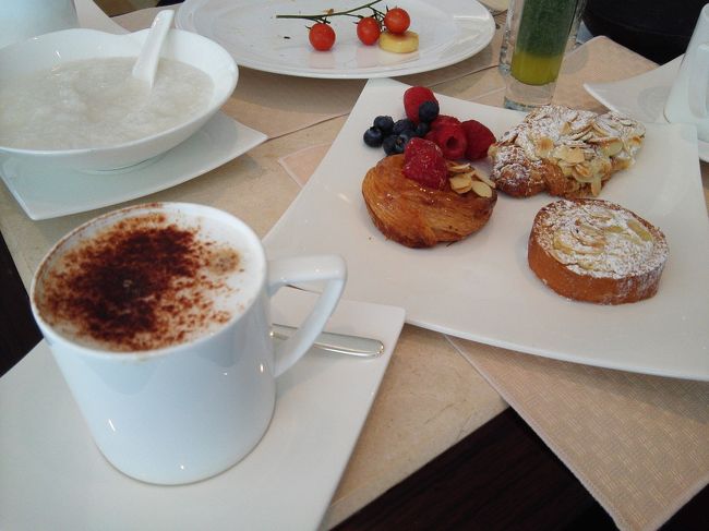 運動から戻り、娘、夫を起こし、8時半頃からラウンジで優雅な朝食タイム。