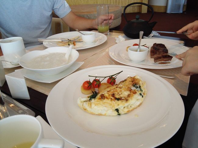 ふわふわのオムレツや朝からステーキなど。