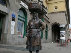青果市場のシンボル的な物売りの女性の彫像。
大きなカゴを頭にのせています。

