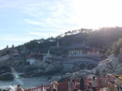 海東龍宮寺にとうちゃーく。海の上に建つ寺院。荘厳です。ただ、シティツアーバスを使うとブルーラインの水産科学館・海東龍宮寺に到着したあと10分ほど、バス通りを歩いて戻り、海東龍宮寺に行かなければなりません。水産科学館の敷地内を抜けることはできないのでご注意ください（実は敷地内を抜けて行こうとしたんですが、どこにも出口がなかった・・・海東龍宮寺、見えるのにさ）。ということでここでのツアーは１時間半はみておかないと辛いかな。