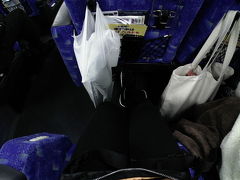 昨年に引き続き今年も週末を利用して海外フェスに参戦です。
金曜日の定時17時半。
いつもは残業だけど、この日だけは定時ダッシュ！
名古屋駅のJRハイウェイバス乗り場へ向かい、大阪行きの高速バスに乗ります。
急いでいたので、車内で食事を済ましました。
（深夜便なので飛行機の中での食事は胃が重いので・・・）

JR東海バスはいつもそうだけどピッチが広いので快適。
４列シートでも大阪くらいなら苦になりません。