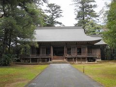 倭文（しとり）は、「しづり」とも読み、「しづ織り」という絹織物のことを指します。
機織りを業とする倭文部の民がこの地に居住し、祖神「倭文神・建葉槌命（たけはづちのみこと）」をご奉斎したと伝えられています。