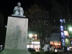 青淵広場の澁澤榮一像。右後に和風らーめん匠。
