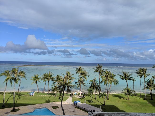 翌朝。部屋からの眺め。リゾートに来た！って感じがします。海側の部屋にして良かった。