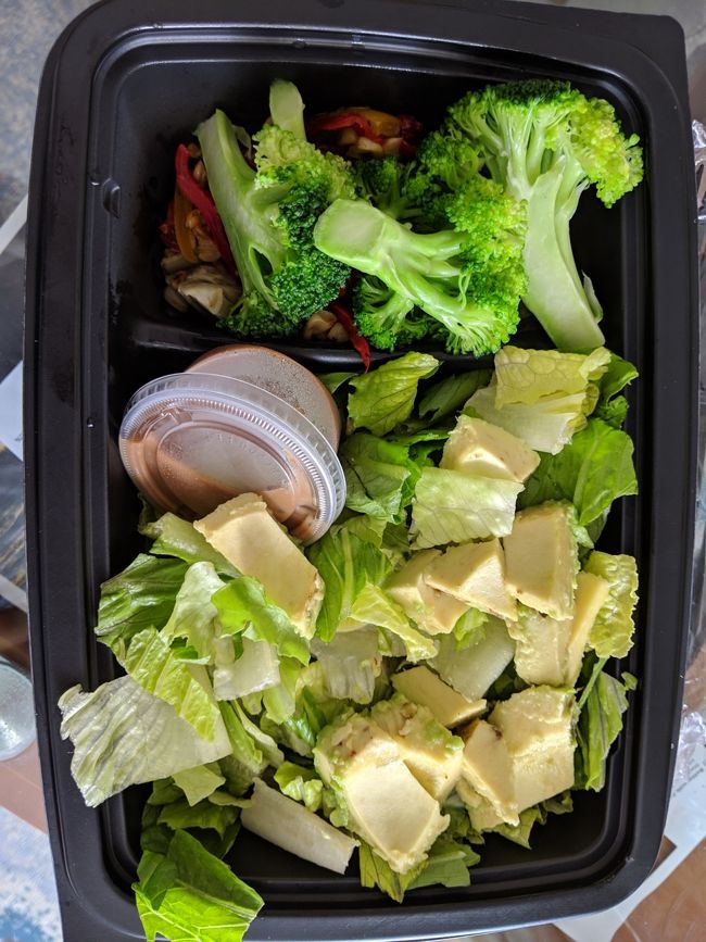 お昼は隣のホテルにあるCalifornia pizza kitchenのサラダをテイクアウト。山盛りサラダに飢えてたので満足