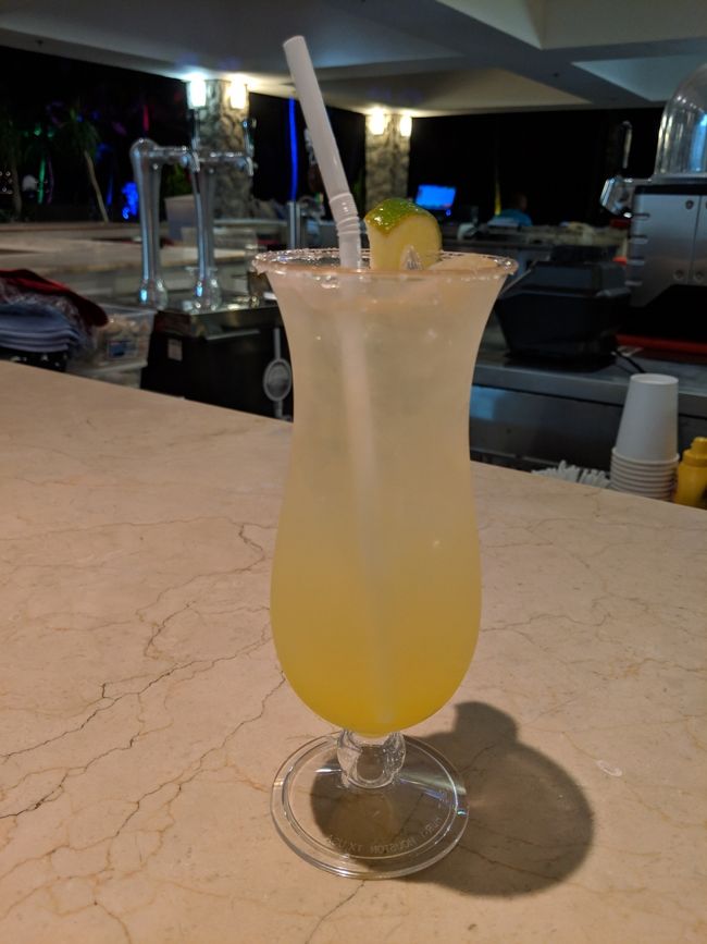 その後ホテルのバーで一杯。閑散としてました