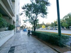 タクシーでアマリアホテルに着いた後，1940に食事に出かける