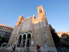 隣の大きなMitropoleos大聖堂　　正面のモザイクが美しい　聖神女福音大聖堂