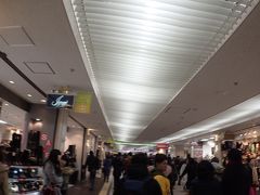 JRに乗り札幌駅へ到着。天気が悪いけど人が多い。
地下鉄で行くか地下道でも歩いてもススキノまで行けそうだったので
歩いて行きました。
地下街と言えば、名古屋とイメージしてましたが、札幌の地下街も広く
驚かされました。
名古屋との違いは、寒く雪が積もっている外には人がとても少なく
地下街を歩く人が多く集中してます。

