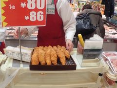 すすきのの地下街に隣接してヨーカドーがありました。
札幌のスーパーはどんな食品が売られているだろうかと見ていたら
午後4時からのびっくり夕市に当たり、以前ケンミンショーで紹介され
ていた鮭フライを食べるのが一つの目的でもありました。
運よく揚げ立ての鮭フライを格安で食べる事が出来ました。