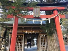 近くの神社でお参りも。