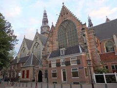 旧教会は、アムステルダム最古の教会。飾り窓地区の直近にあります。