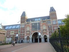 アムステルダム国立美術館にも、レンブラント、フェルメールといった有名画家たちの名作が所蔵されています。
今回は、時間がなくて外観のみ。もったいない。。
