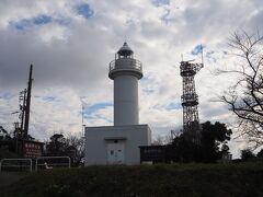 15時のチェックインまで1時間ほどあったので、3月にも来た越前岬水仙ランドに寄ってみました。
越前岬灯台。