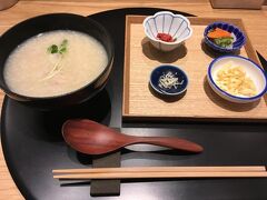 羽田空港到着です。
東京でしか食べれないものを食べたくて…品川駅にあるおだし東京でモーニング。
