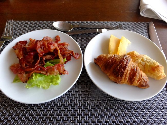 朝食のレストランは大混雑で、良さそうなMENUはありませんでした。サラダのレタスも補充されない状況で、STAFFに言っても「自分が担当ではない」と言われて、色々なSTAFFにたらいまわしにされました。シェムリアップで一番期待していたホテルだけにホスピタリティの低さにガッカリしました。