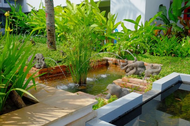 ダムレイとはカンボジアで象を意味します。<br />ホテルの庭には象のオブジェが沢山あります。