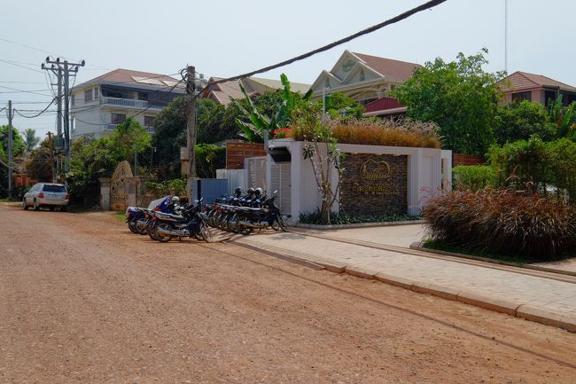 朝食を済ませて、シェムリアップ最後のHOTELへ移動です。<br />移動手段は、ルメリディアンホテルの有料チャーターを利用しました。TAXIがない町は不便です。