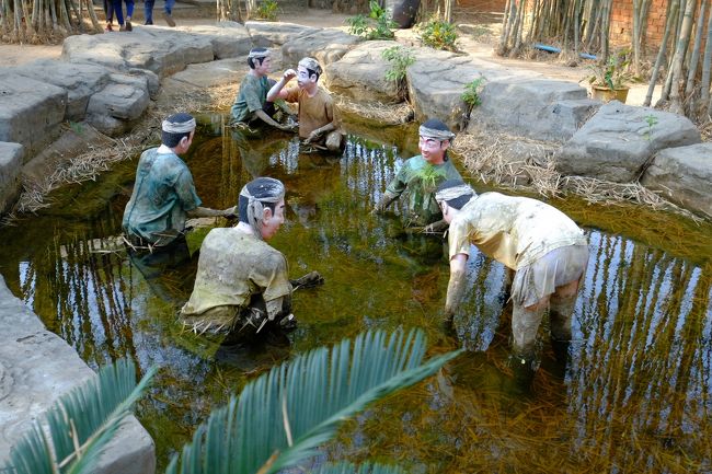 田植えの様子ですかねぇ？何か展示内容に統一感がなくなって行きます。