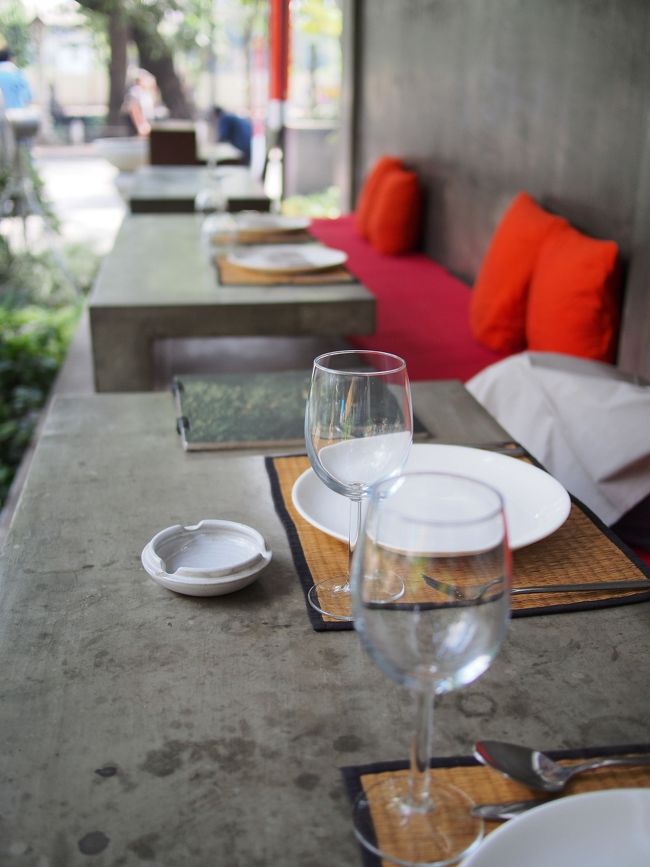 テーブルまで石造りです。