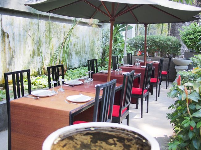 向かいにはテーブル席もあります。