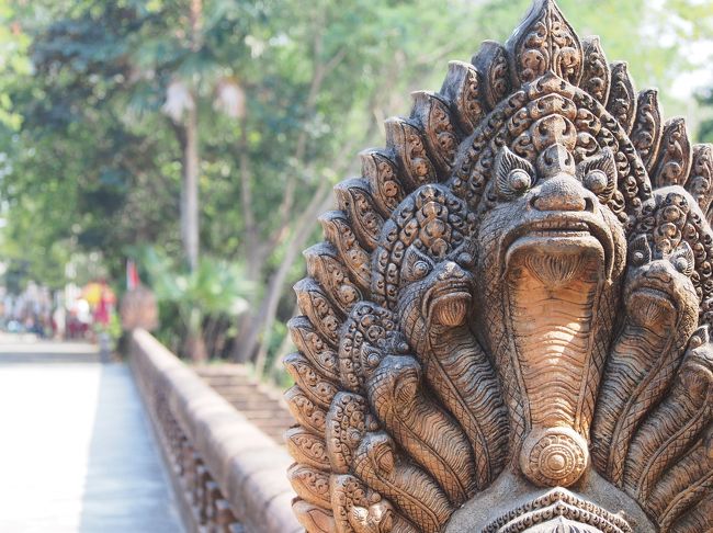 こんなところまでレリーフが細かい…。