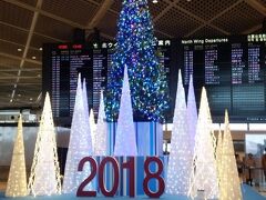 　2018年12月15日（土）旅行1日目
　阪急トラッピックス主催「新メキシコハイライト8日間」～メキシコが誇る7つの世界遺産と感動の地巡り～
　成田空港第1ターミナル集合。いつもの調子で、南ウィングに行き、出発時刻と搭乗口を確認。あれ？アエロメヒコがない。急遽欠航？？？欠航の表示もない。行程表をよく見ると、「北ウィング」と明記！
　方向音痴とか迷子になる以前の問題でした。メキシコは南の方だから南ウィングとの勝手な思い込みで、出発前から失敗。
　ちゃんと北ウィングに行き阪急で受付。空港宅配のキャリーを受け取りＦカウンターへ。アエロメヒコに荷物を預けるのに1時間並びました。行列の途中「パスポート」と言われ「初対面の相手に預けて大丈夫かしら、本物のグランドスタッフ？」と不安になりながらも渡すと、エアチケットを発券してくれました。
３－３－３の中央席！通路席は70ドルと言われ、12時間半は長いけれど我慢することに。
　空港はクリスマス仕様です。