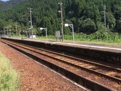 続いてはお隣の久谷駅へ。
ここは海沿いではないですが無人駅です。
電車も通らないので解放感。
駅を独り占めの気分。