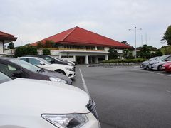 クラブハウス前景と駐車場