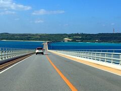 伊良部大橋渡っています。
2015年1月31日完成の橋で、全長3,540ｍ。
離島どうしを結ぶ橋としては日本最長で、無料橋としても日本最長だそうです。
日本の道路橋全体でもアクアブリッジ（4,384 m）、明石海峡大橋（3,911 m）、関西国際空港連絡橋（3,750 m）に次いで4番目の長さを持つ橋だそうです。