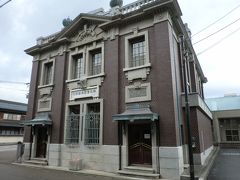 アイスクリーム屋さんの前は旧森田銀行本店