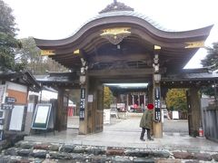  最初に名古屋市千種区の城山八幡宮にやってきました。お日柄がよかったのか、お宮参りに来ている赤ちゃんを何組かみかけました。