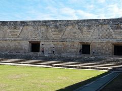 　尼僧院の中の「死の寺院」
　太陽が沈む西側を向いた建物に９人の悪神の彫刻が施され、それぞれに地下を向いた逆三角形のピラミッドが彫られています。