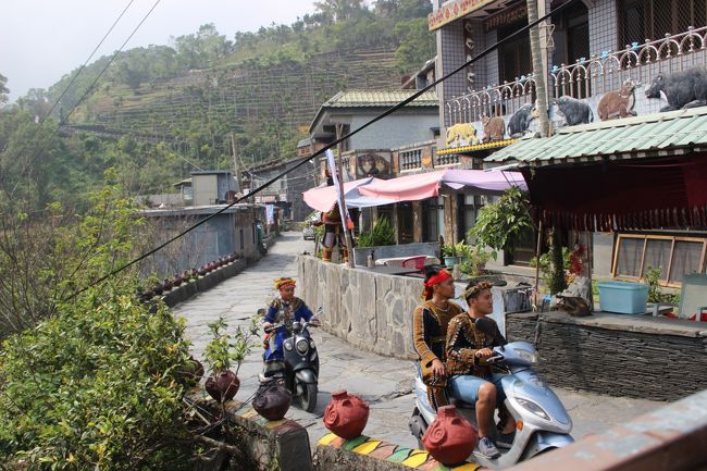 コーヒー飲みながらゆっくりしてると、民族衣装に身を包んだ原住民がバイクを乗り回してるのを眺めることができる。<br /><br />「あ～異国にいるんだなぁ」としみじみ。