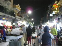 金曜日だったので、ナイトマーケットにも行ってみた。
ごちゃごちゃとした、ガラクタばかりで買うものなし。
期待外れなものだった。
アンコールワットのオールドマーケットの方が１００倍楽しい。