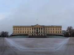 ノルウェー王宮にやってきました。

見事なフォルム、線対称。