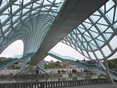 そして、そのすぐ先にこのみごとな平和橋（The Bridge Of Peace）があります。
この橋のライトアップは、たいへん見応えがあるので、翌日の晩に夜景撮影に再び訪れました。
