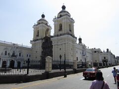 ペルー＞リマ＞サン・フランシスコ教会・修道院(Basilica and Convent of San Francisco)
サン・フランシスコ教会の起源は植民地時代までさかのぼり、1535年にスペイン人のコンキスタドール、フランシスコ・ピサロがリマに遷都をした後、1546年に建設が着手され、完成までには100年以上を費やしたようです。
修道院の回廊を飾る17世紀の美しいセビージャタイルやカタコンベが有名のようです。地下にあるカタコンベには当時の修道僧の約75,000体もの遺骨が眠っているようです。教会のみなら無料です。（2018年12月現在）