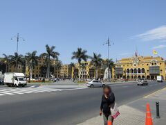 ペルー＞リマ＞アルマス広場 (リマ)
大統領府付近で警備のため警官も多数いらっしゃいます。魂のスペイン語でホテルまでの最短経路を聞いてみました。なんと正確に教えていただけました！！