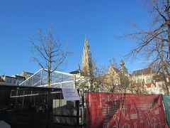 フルン広場からのノートルダム大聖堂

クリスマスマーケットのためか、ルーベンスの像は屋根がかかってよく見えず・・