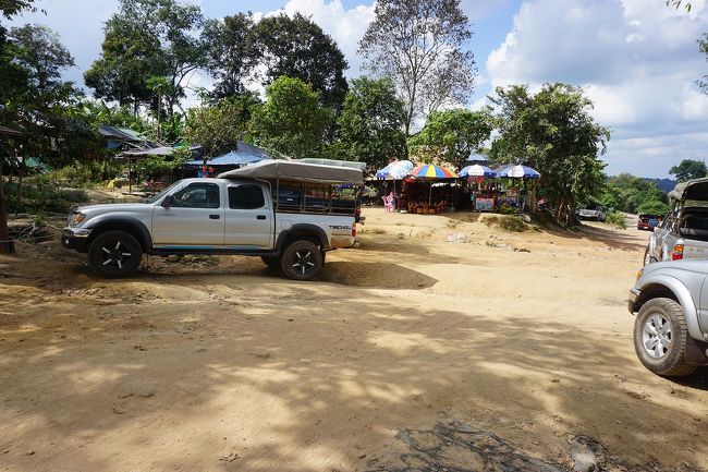 ●プレアヴィヒア寺院<br /><br />12:01。<br />寺院の駐車場。<br />麓まで下ります。