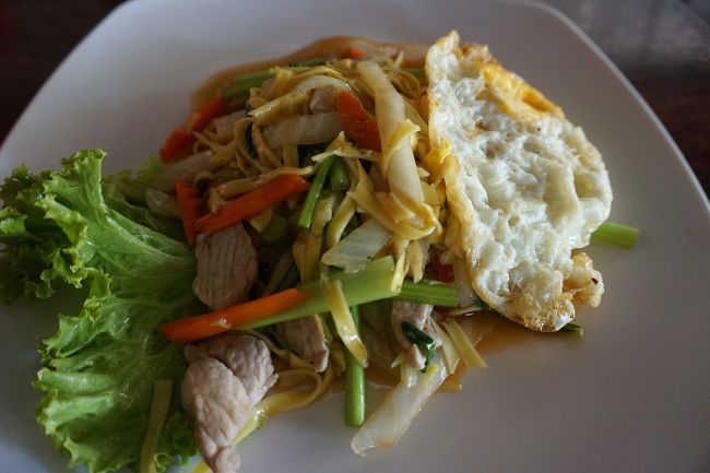 ●昼食＠チケットセンター<br /><br />12:41。<br />チケットセンター近くで、ランチにしました。<br />相方が頼んだ焼きそば。<br />地方やし、あんまり綺麗ではないレストランだったので、全く期待をしていなかったのですが、意外に美味しかったです。<br />