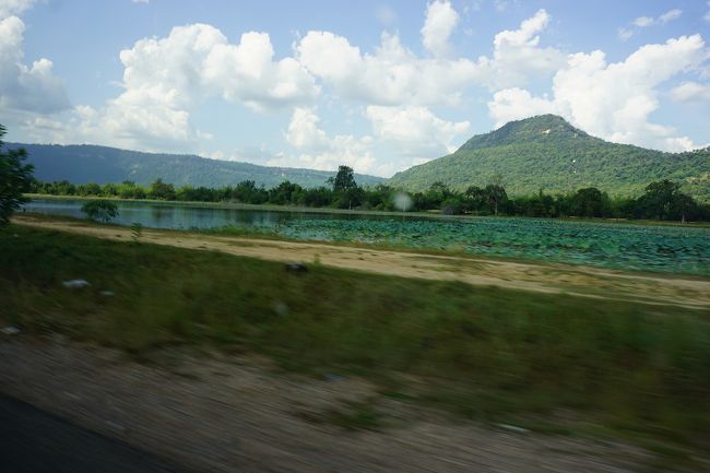 ●車内から＠シェムリアップへ<br /><br />13:03。<br />お腹大丈夫かな？？？と心配しながらも、シェムリアップへ向けて出発しました。